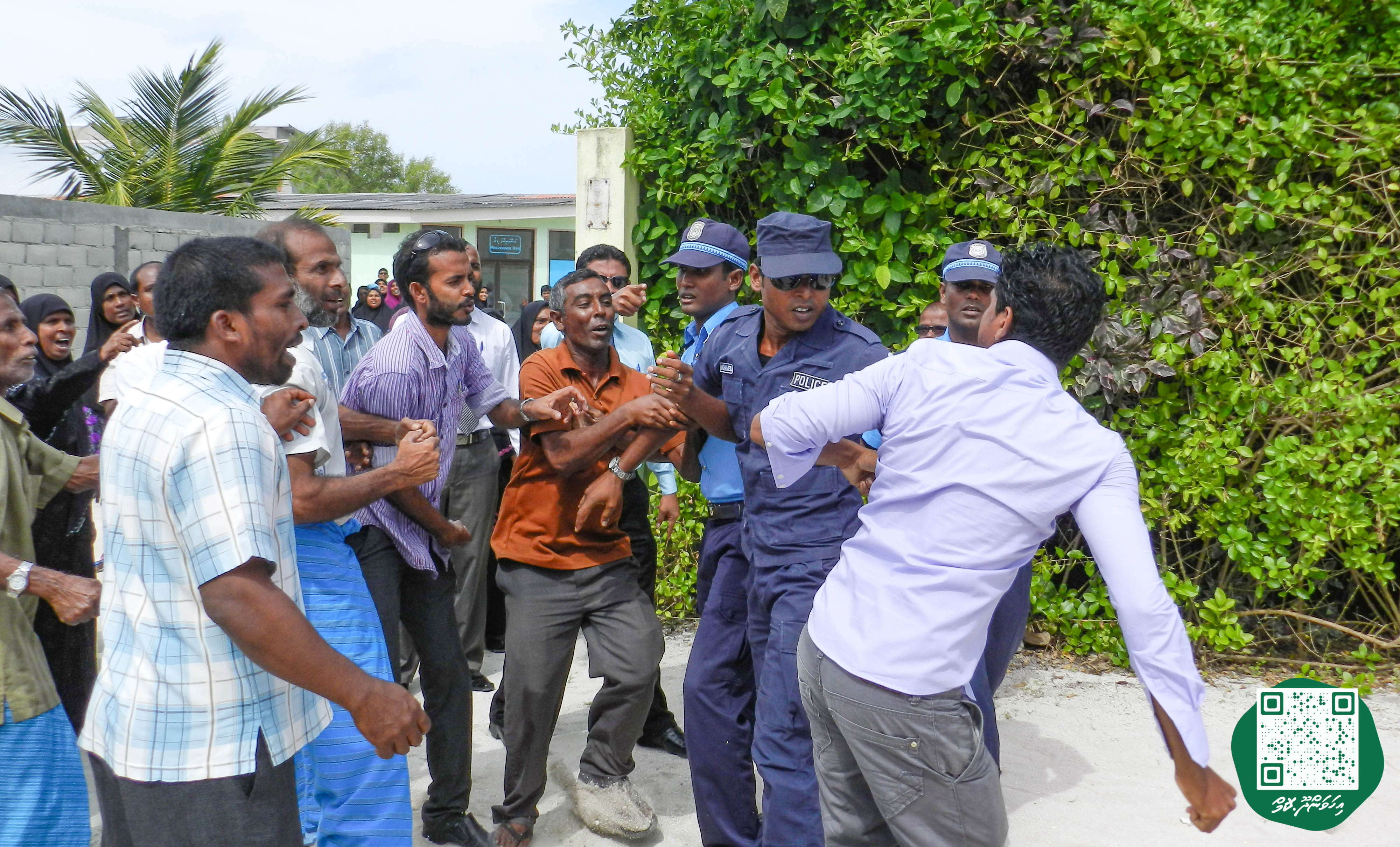 ފޮޓޯ: އިންޖީނުގޭ ވަޒީފާއިން ވަކިކުރި މުވައްޒަފުންނަށް، ޓްރައިބިއުނަލުން ވަޒީފާދޭން އެންގުމުން އެމީހުން އިންޖީނުގެއަށް ދިޔުން