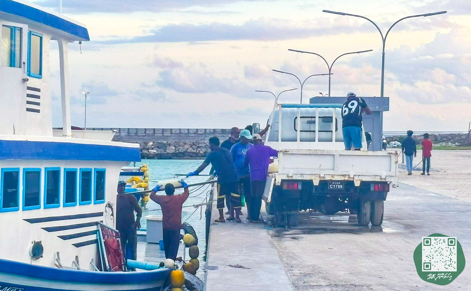 ހަލާކުވެފައި އޮންނަތާ ގިނަދުވަސް ތަކަކަށްފަހު، އައިސް އުފުލާ ލޮރީ މަރާމާތުކޮށްފި