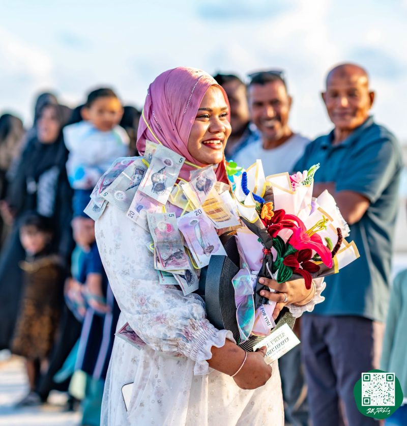 ފޮޓޯ: ރޭޑިއޯ ޕްރެޒެންޓަރ މުބާރާތުގެ ޓްރޮފީ ހިފައިގެން ޝަހާމާ އިހަވަންދޫއަށް އައުން