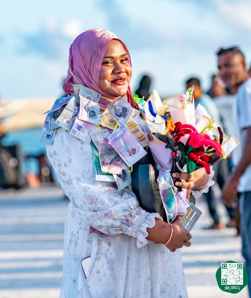 ފޮޓޯ: ރޭޑިއޯ ޕްރެޒެންޓަރ މުބާރާތުގެ ޓްރޮފީ ހިފައިގެން ޝަހާމާ އިހަވަންދޫއަށް އައުން