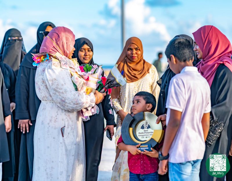 ފޮޓޯ: ރޭޑިއޯ ޕްރެޒެންޓަރ މުބާރާތުގެ ޓްރޮފީ ހިފައިގެން ޝަހާމާ އިހަވަންދޫއަށް އައުން