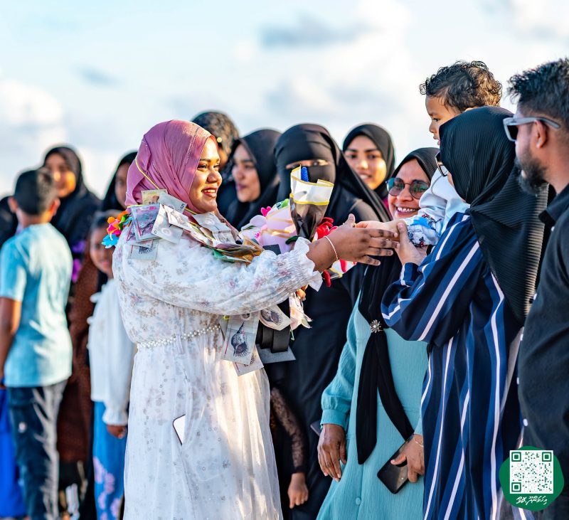 ފޮޓޯ: ރޭޑިއޯ ޕްރެޒެންޓަރ މުބާރާތުގެ ޓްރޮފީ ހިފައިގެން ޝަހާމާ އިހަވަންދޫއަށް އައުން