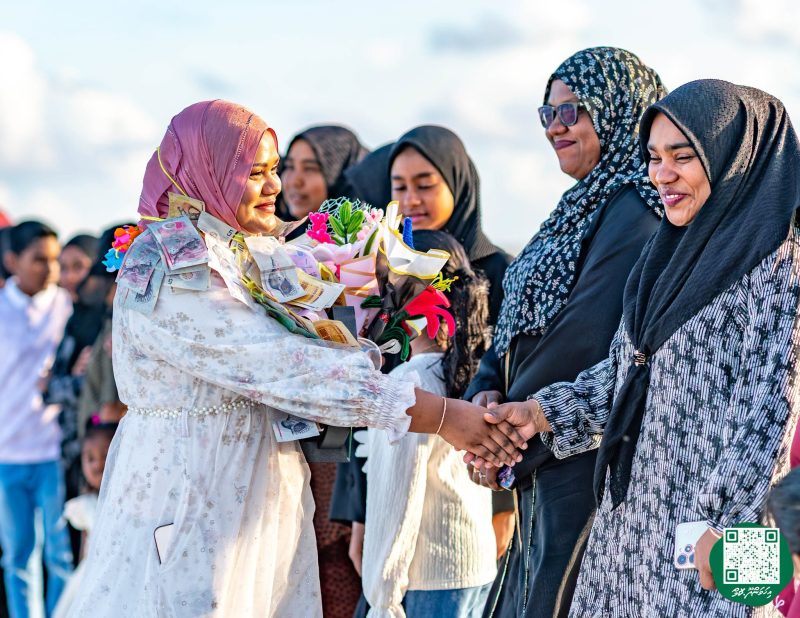 ފޮޓޯ: ރޭޑިއޯ ޕްރެޒެންޓަރ މުބާރާތުގެ ޓްރޮފީ ހިފައިގެން ޝަހާމާ އިހަވަންދޫއަށް އައުން