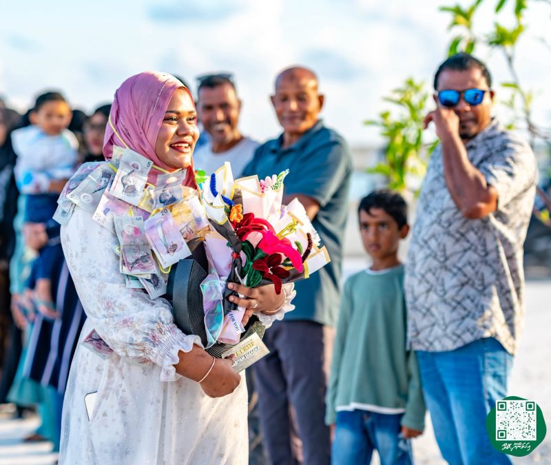 ފޮޓޯ: ރޭޑިއޯ ޕްރެޒެންޓަރ މުބާރާތުގެ ޓްރޮފީ ހިފައިގެން ޝަހާމާ އިހަވަންދޫއަށް އައުން