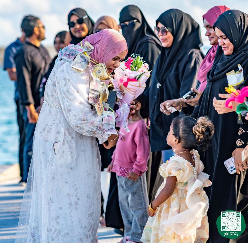 ފޮޓޯ: ރޭޑިއޯ ޕްރެޒެންޓަރ މުބާރާތުގެ ޓްރޮފީ ހިފައިގެން ޝަހާމާ އިހަވަންދޫއަށް އައުން