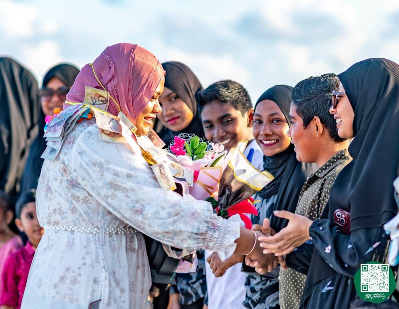ފޮޓޯ: ރޭޑިއޯ ޕްރެޒެންޓަރ މުބާރާތުގެ ޓްރޮފީ ހިފައިގެން ޝަހާމާ އިހަވަންދޫއަށް އައުން