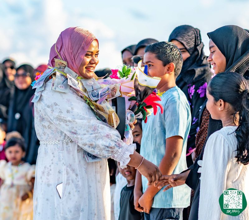 ފޮޓޯ: ރޭޑިއޯ ޕްރެޒެންޓަރ މުބާރާތުގެ ޓްރޮފީ ހިފައިގެން ޝަހާމާ އިހަވަންދޫއަށް އައުން