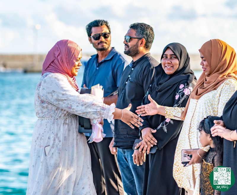 ފޮޓޯ: ރޭޑިއޯ ޕްރެޒެންޓަރ މުބާރާތުގެ ޓްރޮފީ ހިފައިގެން ޝަހާމާ އިހަވަންދޫއަށް އައުން