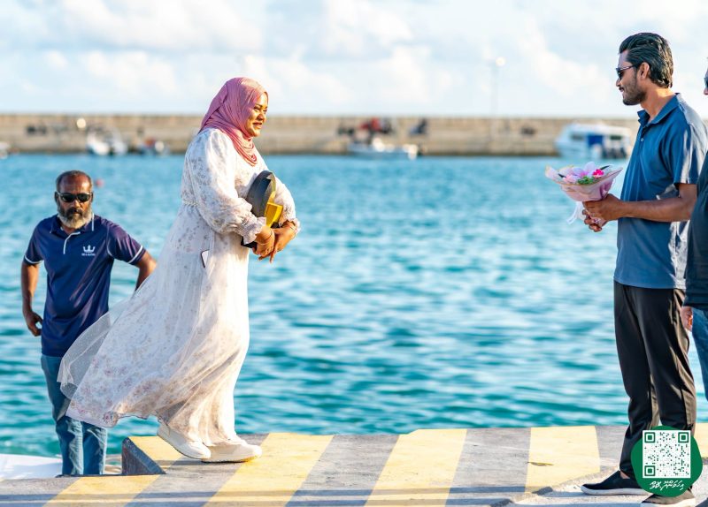 ފޮޓޯ: ރޭޑިއޯ ޕްރެޒެންޓަރ މުބާރާތުގެ ޓްރޮފީ ހިފައިގެން ޝަހާމާ އިހަވަންދޫއަށް އައުން