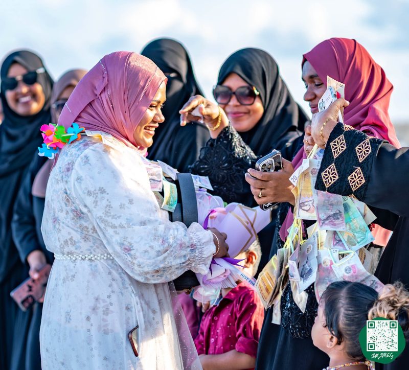 ފޮޓޯ: ރޭޑިއޯ ޕްރެޒެންޓަރ މުބާރާތުގެ ޓްރޮފީ ހިފައިގެން ޝަހާމާ އިހަވަންދޫއަށް އައުން