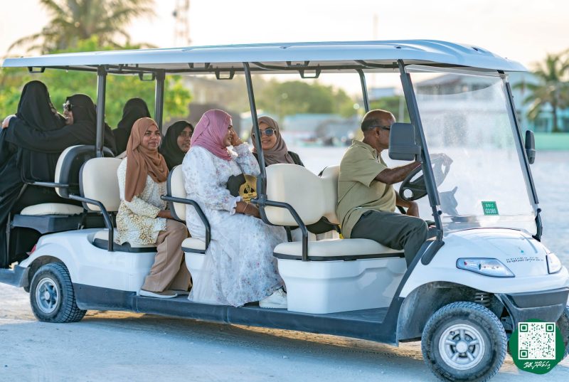ފޮޓޯ: ރޭޑިއޯ ޕްރެޒެންޓަރ މުބާރާތުގެ ޓްރޮފީ ހިފައިގެން ޝަހާމާ އިހަވަންދޫއަށް އައުން