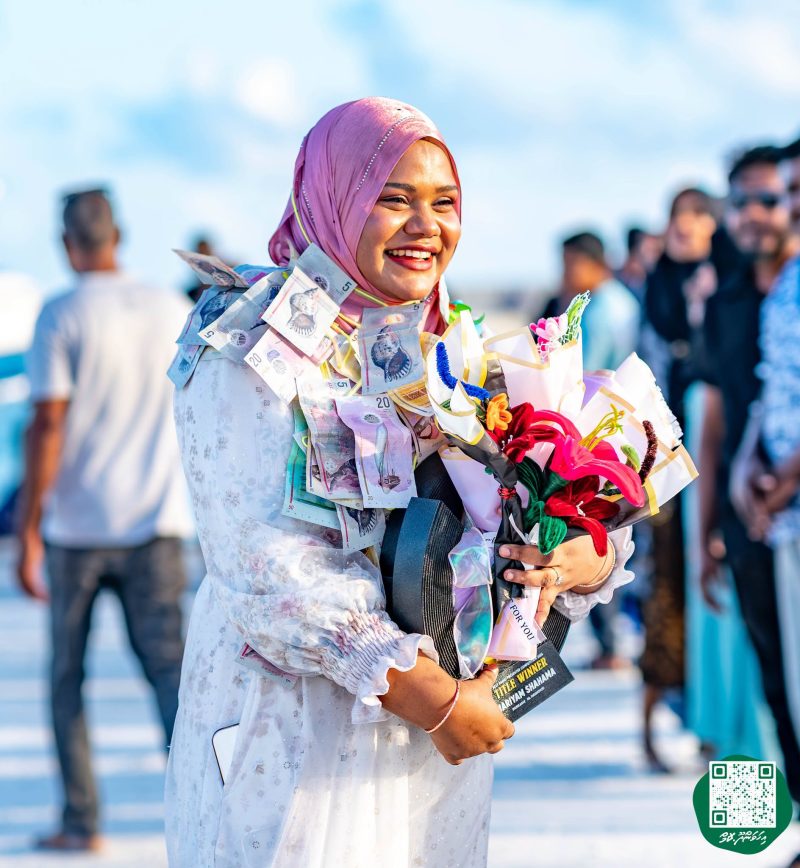 ފޮޓޯ: ރޭޑިއޯ ޕްރެޒެންޓަރ މުބާރާތުގެ ޓްރޮފީ ހިފައިގެން ޝަހާމާ އިހަވަންދޫއަށް އައުން