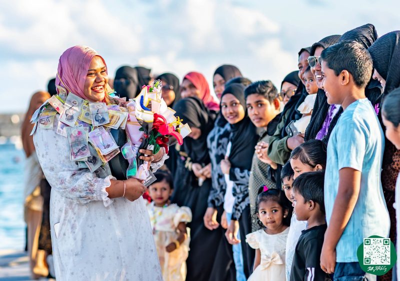 ފޮޓޯ: ރޭޑިއޯ ޕްރެޒެންޓަރ މުބާރާތުގެ ޓްރޮފީ ހިފައިގެން ޝަހާމާ އިހަވަންދޫއަށް އައުން