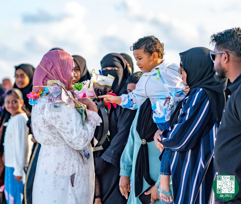 ފޮޓޯ: ރޭޑިއޯ ޕްރެޒެންޓަރ މުބާރާތުގެ ޓްރޮފީ ހިފައިގެން ޝަހާމާ އިހަވަންދޫއަށް އައުން
