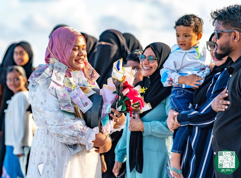 ފޮޓޯ: ރޭޑިއޯ ޕްރެޒެންޓަރ މުބާރާތުގެ ޓްރޮފީ ހިފައިގެން ޝަހާމާ އިހަވަންދޫއަށް އައުން
