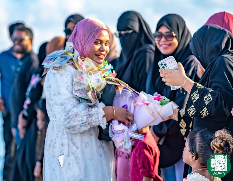 ފޮޓޯ: ރޭޑިއޯ ޕްރެޒެންޓަރ މުބާރާތުގެ ޓްރޮފީ ހިފައިގެން ޝަހާމާ އިހަވަންދޫއަށް އައުން