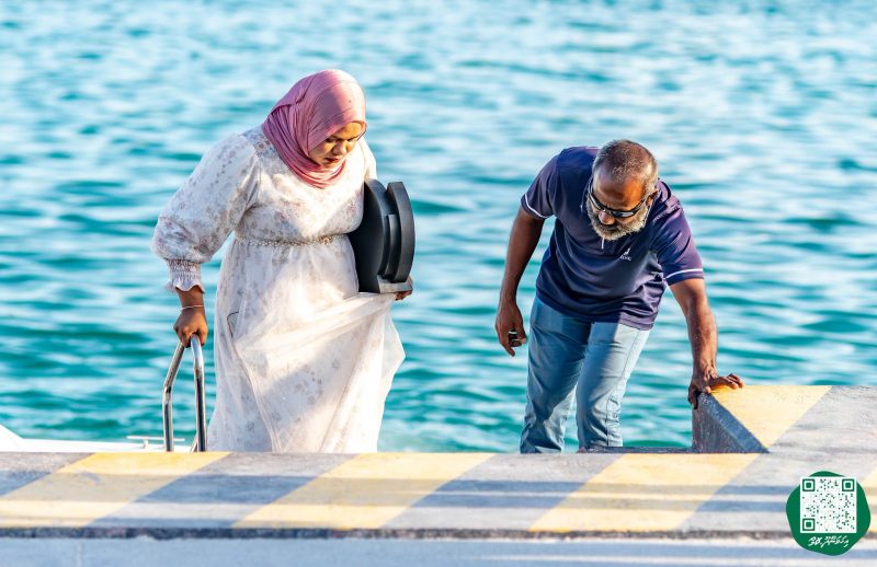 ފޮޓޯ: ރޭޑިއޯ ޕްރެޒެންޓަރ މުބާރާތުގެ ޓްރޮފީ ހިފައިގެން ޝަހާމާ އިހަވަންދޫއަށް އައުން