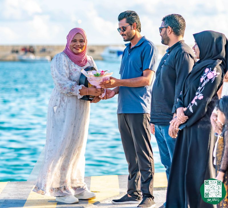 ފޮޓޯ: ރޭޑިއޯ ޕްރެޒެންޓަރ މުބާރާތުގެ ޓްރޮފީ ހިފައިގެން ޝަހާމާ އިހަވަންދޫއަށް އައުން