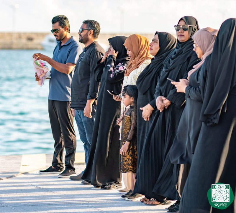 ފޮޓޯ: ރޭޑިއޯ ޕްރެޒެންޓަރ މުބާރާތުގެ ޓްރޮފީ ހިފައިގެން ޝަހާމާ އިހަވަންދޫއަށް އައުން
