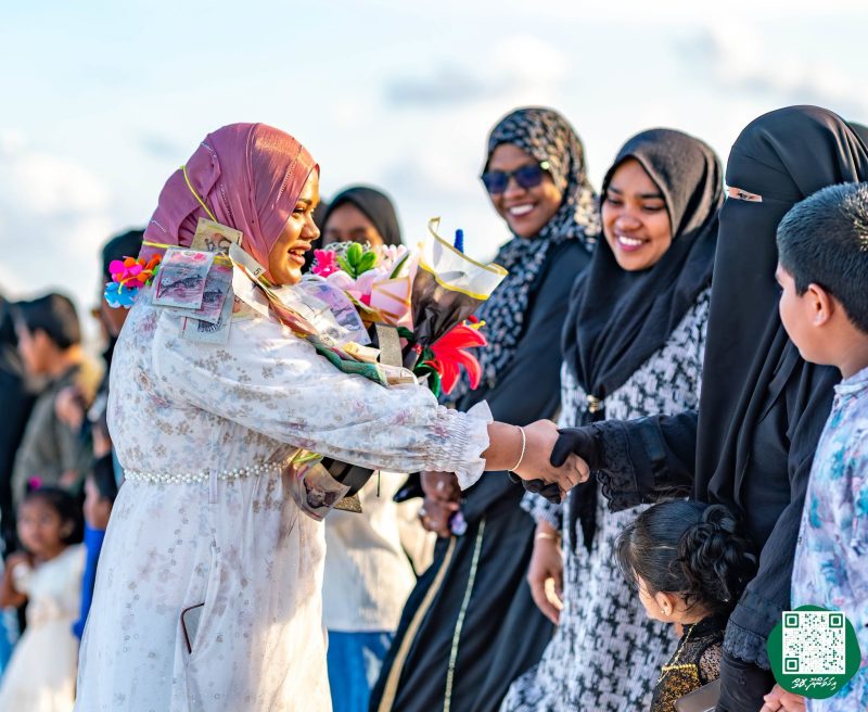 ފޮޓޯ: ރޭޑިއޯ ޕްރެޒެންޓަރ މުބާރާތުގެ ޓްރޮފީ ހިފައިގެން ޝަހާމާ އިހަވަންދޫއަށް އައުން