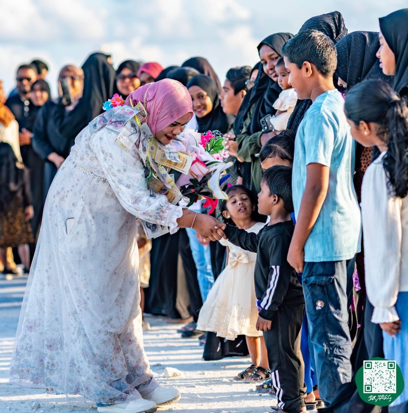 ފޮޓޯ: ރޭޑިއޯ ޕްރެޒެންޓަރ މުބާރާތުގެ ޓްރޮފީ ހިފައިގެން ޝަހާމާ އިހަވަންދޫއަށް އައުން
