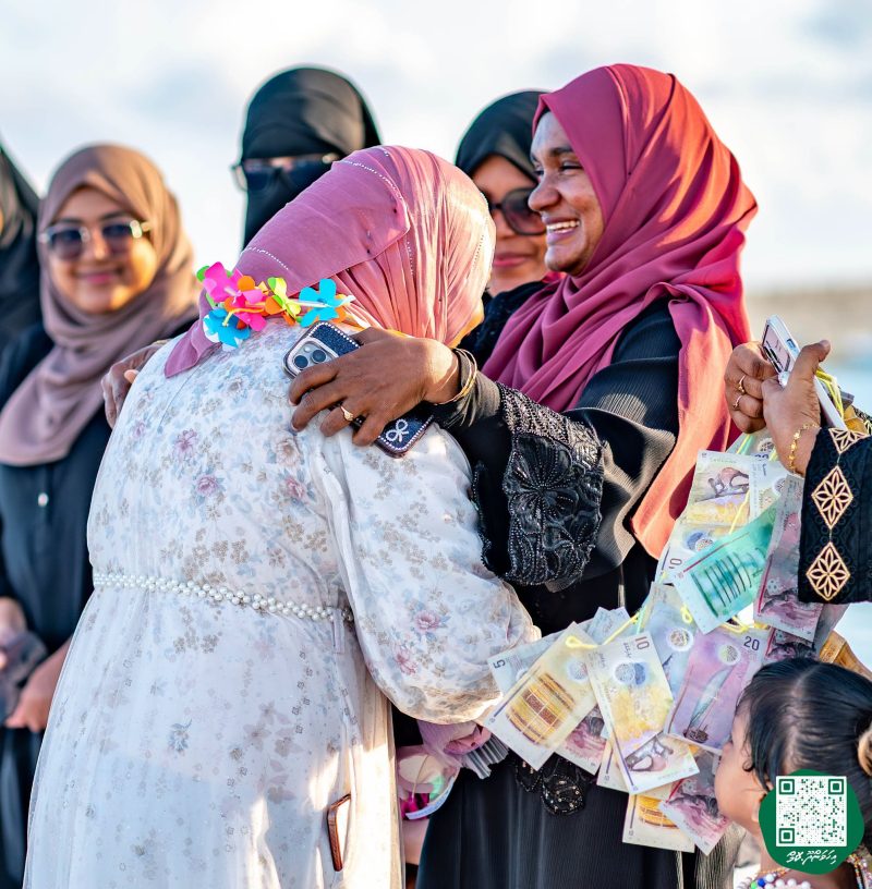 ފޮޓޯ: ރޭޑިއޯ ޕްރެޒެންޓަރ މުބާރާތުގެ ޓްރޮފީ ހިފައިގެން ޝަހާމާ އިހަވަންދޫއަށް އައުން