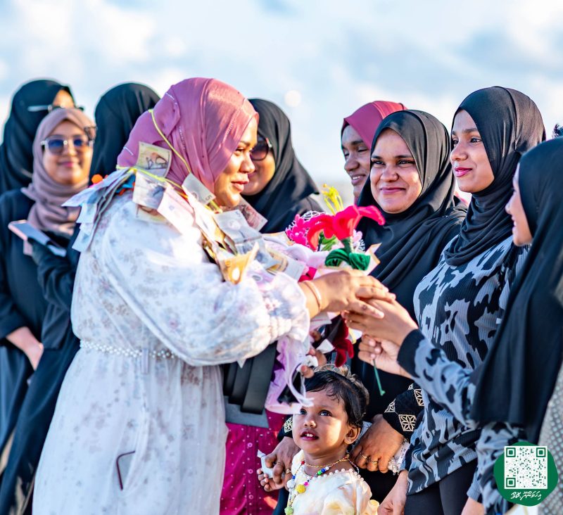 ފޮޓޯ: ރޭޑިއޯ ޕްރެޒެންޓަރ މުބާރާތުގެ ޓްރޮފީ ހިފައިގެން ޝަހާމާ އިހަވަންދޫއަށް އައުން