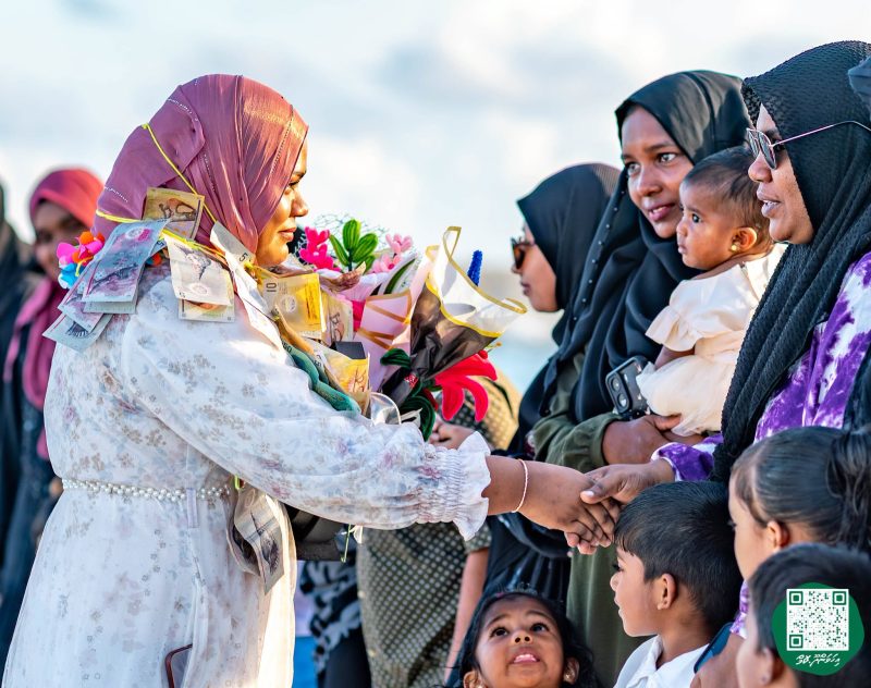 ފޮޓޯ: ރޭޑިއޯ ޕްރެޒެންޓަރ މުބާރާތުގެ ޓްރޮފީ ހިފައިގެން ޝަހާމާ އިހަވަންދޫއަށް އައުން