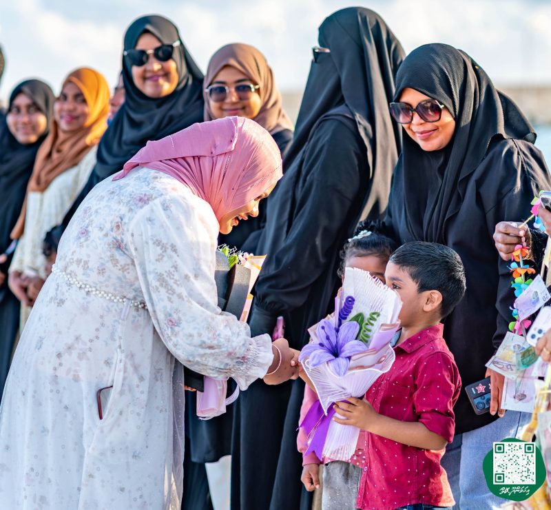 ފޮޓޯ: ރޭޑިއޯ ޕްރެޒެންޓަރ މުބާރާތުގެ ޓްރޮފީ ހިފައިގެން ޝަހާމާ އިހަވަންދޫއަށް އައުން