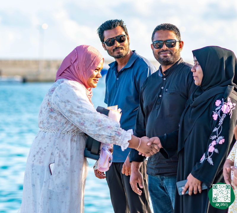 ފޮޓޯ: ރޭޑިއޯ ޕްރެޒެންޓަރ މުބާރާތުގެ ޓްރޮފީ ހިފައިގެން ޝަހާމާ އިހަވަންދޫއަށް އައުން
