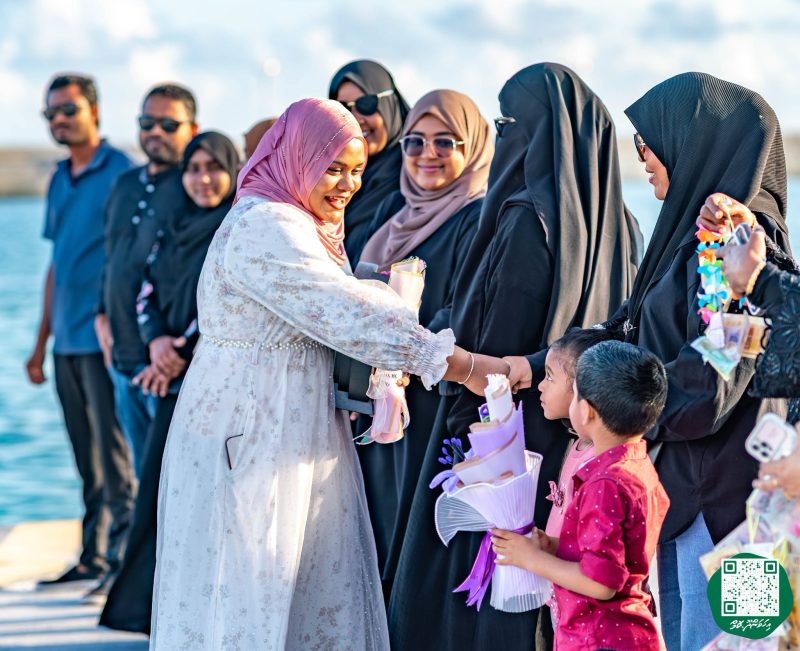 ފޮޓޯ: ރޭޑިއޯ ޕްރެޒެންޓަރ މުބާރާތުގެ ޓްރޮފީ ހިފައިގެން ޝަހާމާ އިހަވަންދޫއަށް އައުން