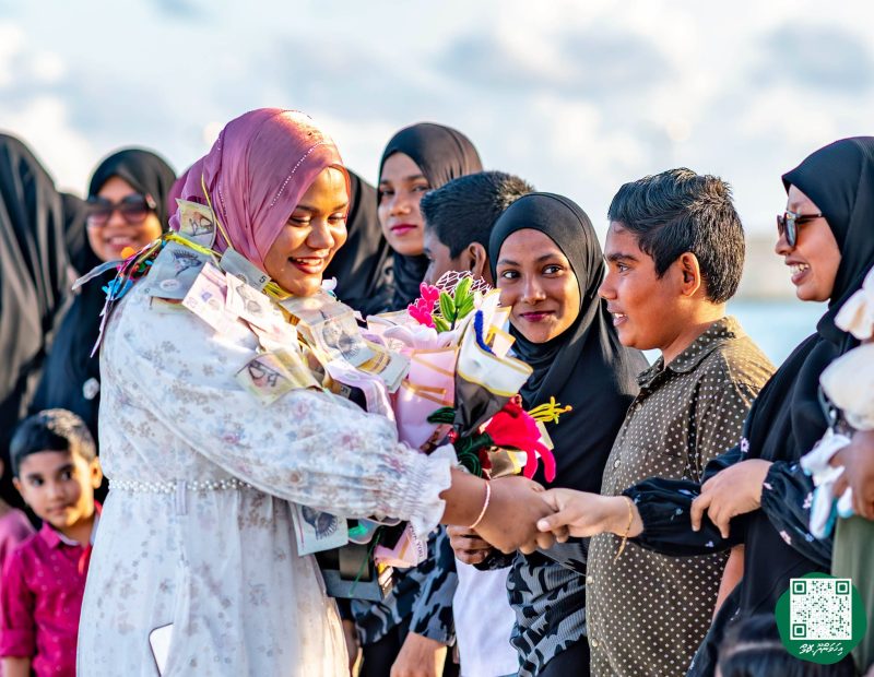 ފޮޓޯ: ރޭޑިއޯ ޕްރެޒެންޓަރ މުބާރާތުގެ ޓްރޮފީ ހިފައިގެން ޝަހާމާ އިހަވަންދޫއަށް އައުން
