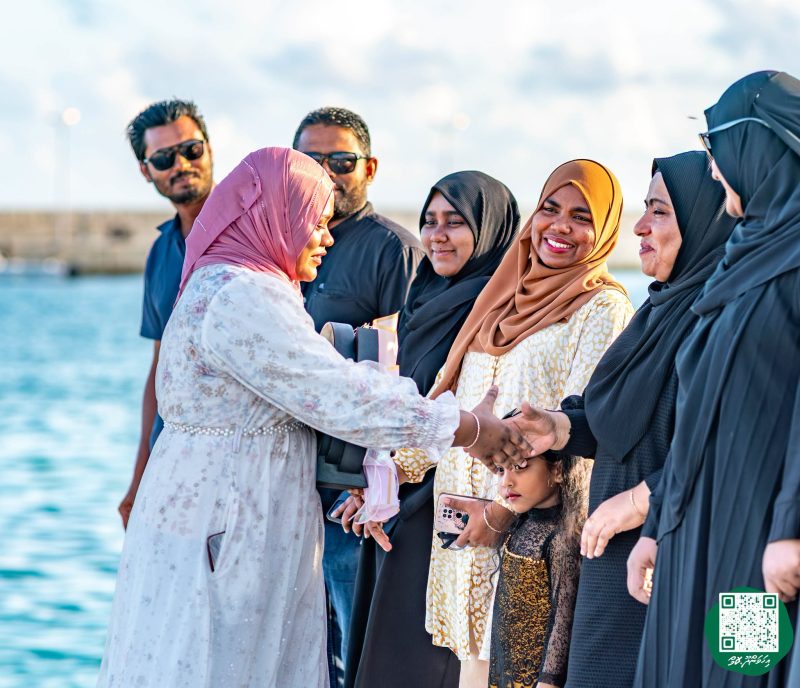 ފޮޓޯ: ރޭޑިއޯ ޕްރެޒެންޓަރ މުބާރާތުގެ ޓްރޮފީ ހިފައިގެން ޝަހާމާ އިހަވަންދޫއަށް އައުން