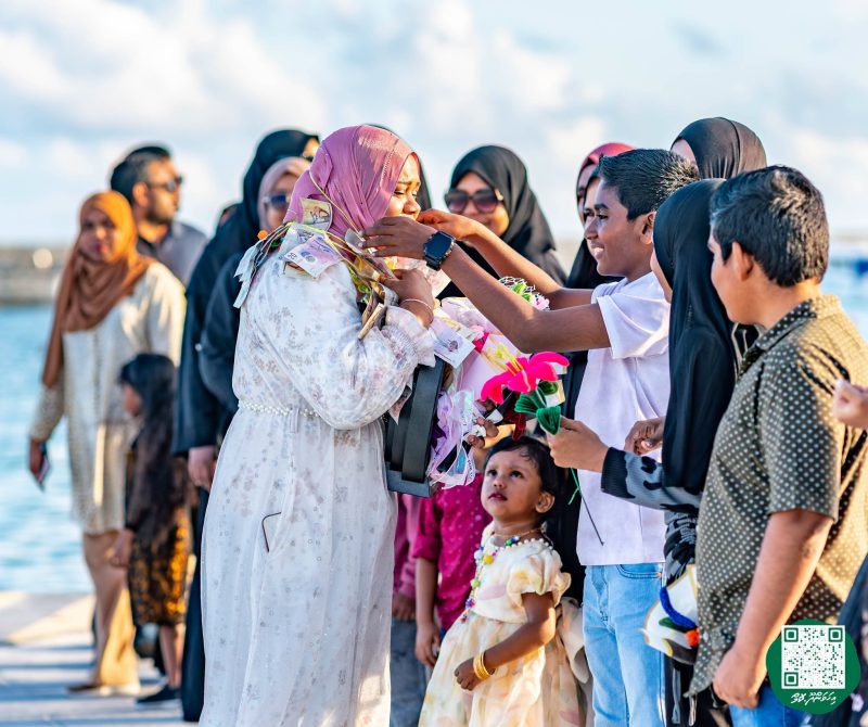 ފޮޓޯ: ރޭޑިއޯ ޕްރެޒެންޓަރ މުބާރާތުގެ ޓްރޮފީ ހިފައިގެން ޝަހާމާ އިހަވަންދޫއަށް އައުން