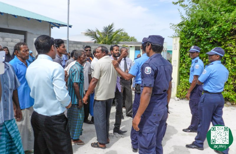 ފޮޓޯ: އިންޖީނުގޭ ވަޒީފާއިން ވަކިކުރި މުވައްޒަފުންނަށް، ޓްރައިބިއުނަލުން ވަޒީފާދޭން އެންގުމުން އެމީހުން އިންޖީނުގެއަށް ދިޔުން