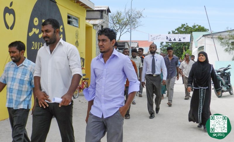 ފޮޓޯ: އިންޖީނުގޭ ވަޒީފާއިން ވަކިކުރި މުވައްޒަފުންނަށް، ޓްރައިބިއުނަލުން ވަޒީފާދޭން އެންގުމުން އެމީހުން އިންޖީނުގެއަށް ދިޔުން