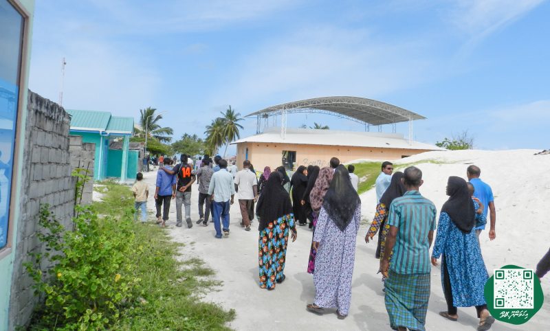 ފޮޓޯ: އިންޖީނުގޭ ވަޒީފާއިން ވަކިކުރި މުވައްޒަފުންނަށް، ޓްރައިބިއުނަލުން ވަޒީފާދޭން އެންގުމުން އެމީހުން އިންޖީނުގެއަށް ދިޔުން