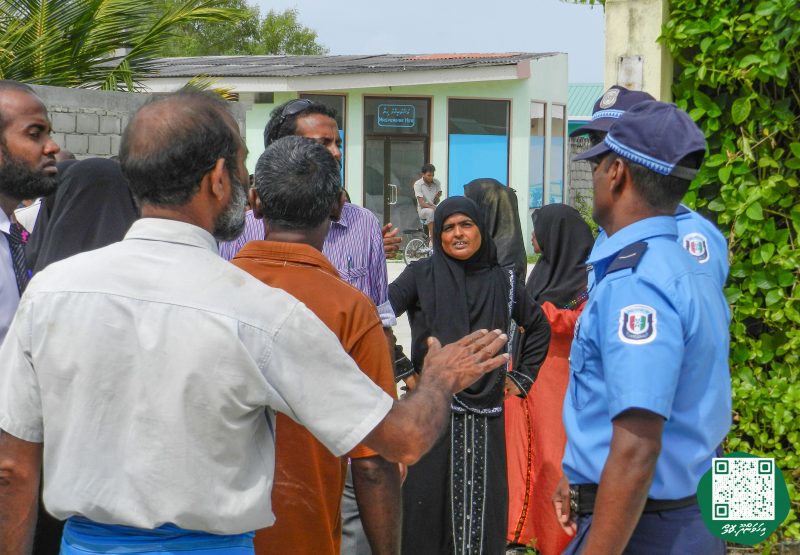 ފޮޓޯ: އިންޖީނުގޭ ވަޒީފާއިން ވަކިކުރި މުވައްޒަފުންނަށް، ޓްރައިބިއުނަލުން ވަޒީފާދޭން އެންގުމުން އެމީހުން އިންޖީނުގެއަށް ދިޔުން