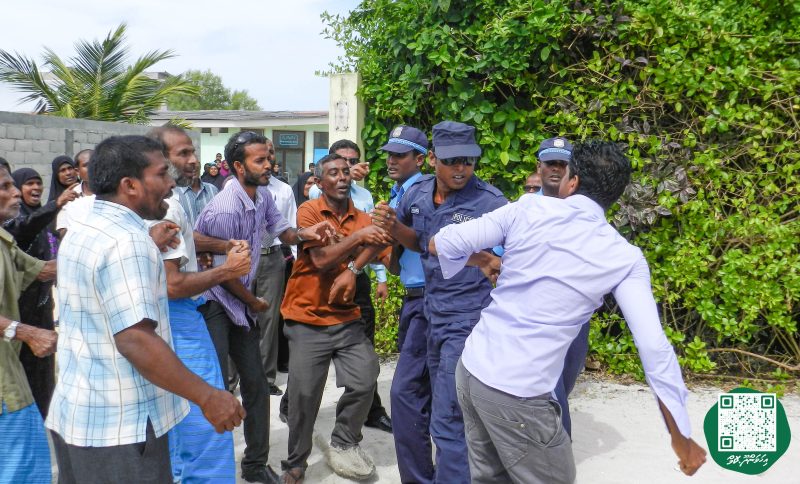 ފޮޓޯ: އިންޖީނުގޭ ވަޒީފާއިން ވަކިކުރި މުވައްޒަފުންނަށް، ޓްރައިބިއުނަލުން ވަޒީފާދޭން އެންގުމުން އެމީހުން އިންޖީނުގެއަށް ދިޔުން