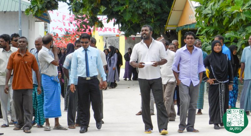 ފޮޓޯ: އިންޖީނުގޭ ވަޒީފާއިން ވަކިކުރި މުވައްޒަފުންނަށް، ޓްރައިބިއުނަލުން ވަޒީފާދޭން އެންގުމުން އެމީހުން އިންޖީނުގެއަށް ދިޔުން