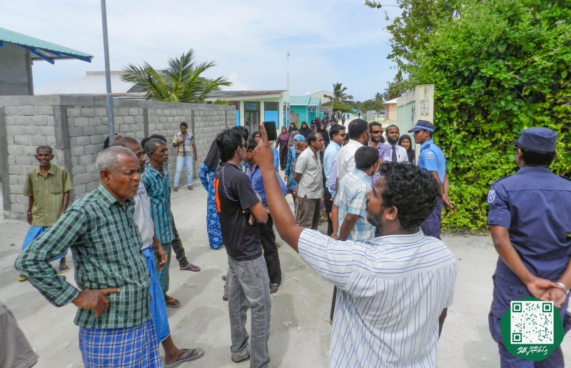 ފޮޓޯ: އިންޖީނުގޭ ވަޒީފާއިން ވަކިކުރި މުވައްޒަފުންނަށް، ޓްރައިބިއުނަލުން ވަޒީފާދޭން އެންގުމުން އެމީހުން އިންޖީނުގެއަށް ދިޔުން