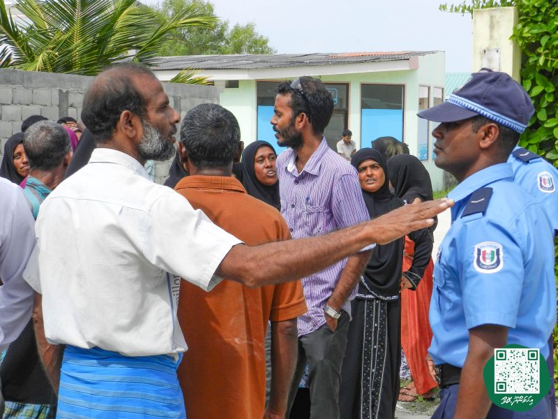 ފޮޓޯ: އިންޖީނުގޭ ވަޒީފާއިން ވަކިކުރި މުވައްޒަފުންނަށް، ޓްރައިބިއުނަލުން ވަޒީފާދޭން އެންގުމުން އެމީހުން އިންޖީނުގެއަށް ދިޔުން