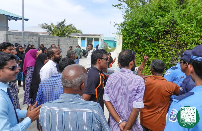 ފޮޓޯ: އިންޖީނުގޭ ވަޒީފާއިން ވަކިކުރި މުވައްޒަފުންނަށް، ޓްރައިބިއުނަލުން ވަޒީފާދޭން އެންގުމުން އެމީހުން އިންޖީނުގެއަށް ދިޔުން