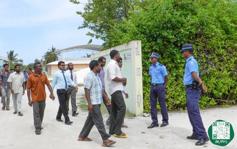 ފޮޓޯ: އިންޖީނުގޭ ވަޒީފާއިން ވަކިކުރި މުވައްޒަފުންނަށް، ޓްރައިބިއުނަލުން ވަޒީފާދޭން އެންގުމުން އެމީހުން އިންޖީނުގެއަށް ދިޔުން