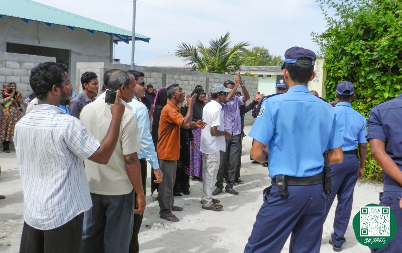 ފޮޓޯ: އިންޖީނުގޭ ވަޒީފާއިން ވަކިކުރި މުވައްޒަފުންނަށް، ޓްރައިބިއުނަލުން ވަޒީފާދޭން އެންގުމުން އެމީހުން އިންޖީނުގެއަށް ދިޔުން