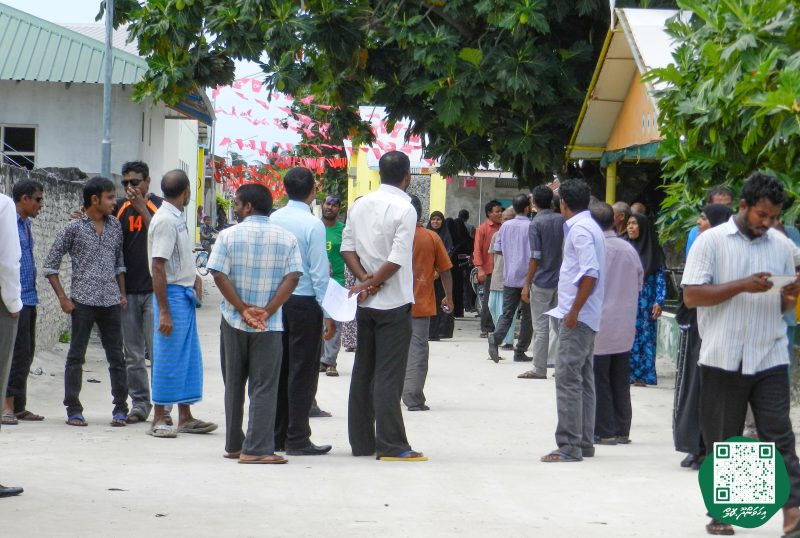 ފޮޓޯ: އިންޖީނުގޭ ވަޒީފާއިން ވަކިކުރި މުވައްޒަފުންނަށް، ޓްރައިބިއުނަލުން ވަޒީފާދޭން އެންގުމުން އެމީހުން އިންޖީނުގެއަށް ދިޔުން
