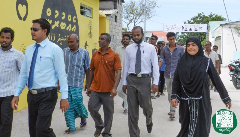 ފޮޓޯ: އިންޖީނުގޭ ވަޒީފާއިން ވަކިކުރި މުވައްޒަފުންނަށް، ޓްރައިބިއުނަލުން ވަޒީފާދޭން އެންގުމުން އެމީހުން އިންޖީނުގެއަށް ދިޔުން