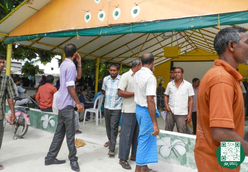 ފޮޓޯ: އިންޖީނުގޭ ވަޒީފާއިން ވަކިކުރި މުވައްޒަފުންނަށް، ޓްރައިބިއުނަލުން ވަޒީފާދޭން އެންގުމުން އެމީހުން އިންޖީނުގެއަށް ދިޔުން