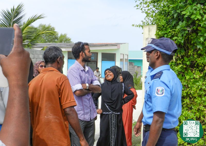 ފޮޓޯ: އިންޖީނުގޭ ވަޒީފާއިން ވަކިކުރި މުވައްޒަފުންނަށް، ޓްރައިބިއުނަލުން ވަޒީފާދޭން އެންގުމުން އެމީހުން އިންޖީނުގެއަށް ދިޔުން