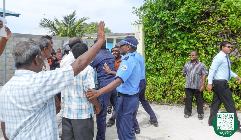 ފޮޓޯ: އިންޖީނުގޭ ވަޒީފާއިން ވަކިކުރި މުވައްޒަފުންނަށް، ޓްރައިބިއުނަލުން ވަޒީފާދޭން އެންގުމުން އެމީހުން އިންޖީނުގެއަށް ދިޔުން